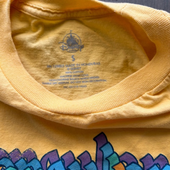 DISNEY DISNEYLAND RESORT TEE T-SHIRT Sz S Yellow 3D RAINBOW LOGO - Picture 3 of 7